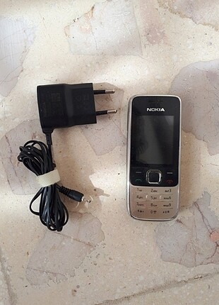 Nokia telefon ve şarj aleti