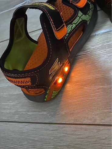 32 Beden skechers erkek çocuk ışıklı sandalet