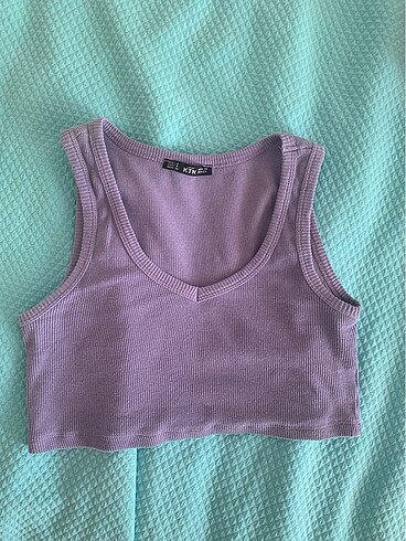 lila crop top