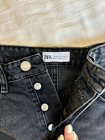 36 Beden siyah Renk Zara Jean Şort