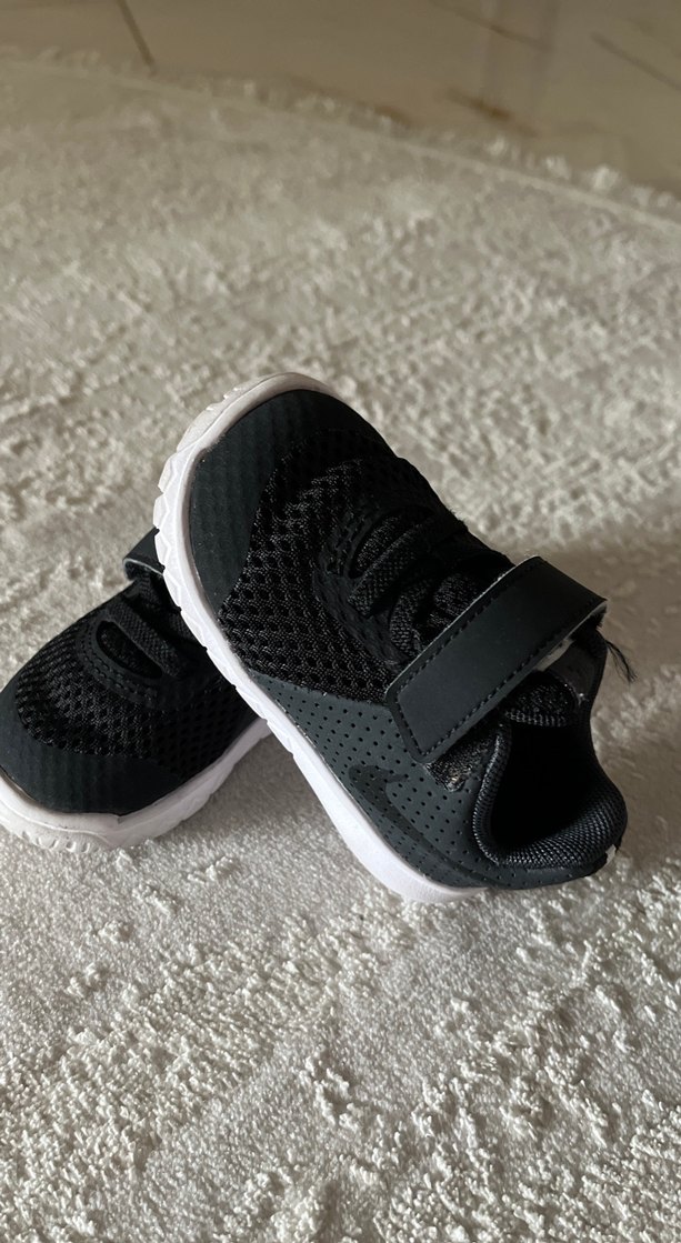 Nike Erkek Çocuk Siyah Cırtlı Spor Ayakkabı - Görsel 2