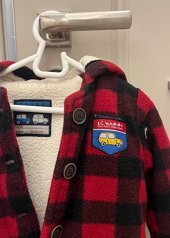 Kareli Kırmızı Düğmeli Erkek Çocuk Kaban - Görsel 2