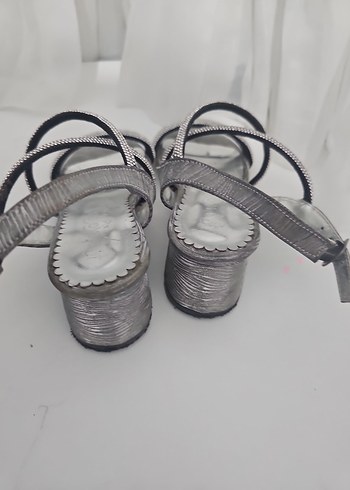 Gri Yılan Desenli Tokalı İnce Topuklu Ayakkabı - Görsel 4