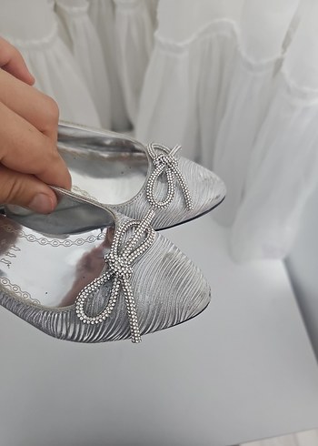 Gri Yılan Desenli Tokalı İnce Topuklu Ayakkabı - Görsel 3