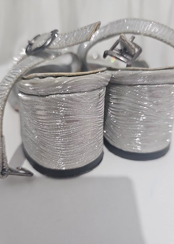 Gri Yılan Desenli Tokalı İnce Topuklu Ayakkabı - Görsel 5