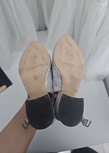 Gri Yılan Desenli Tokalı İnce Topuklu Ayakkabı - Görsel 2