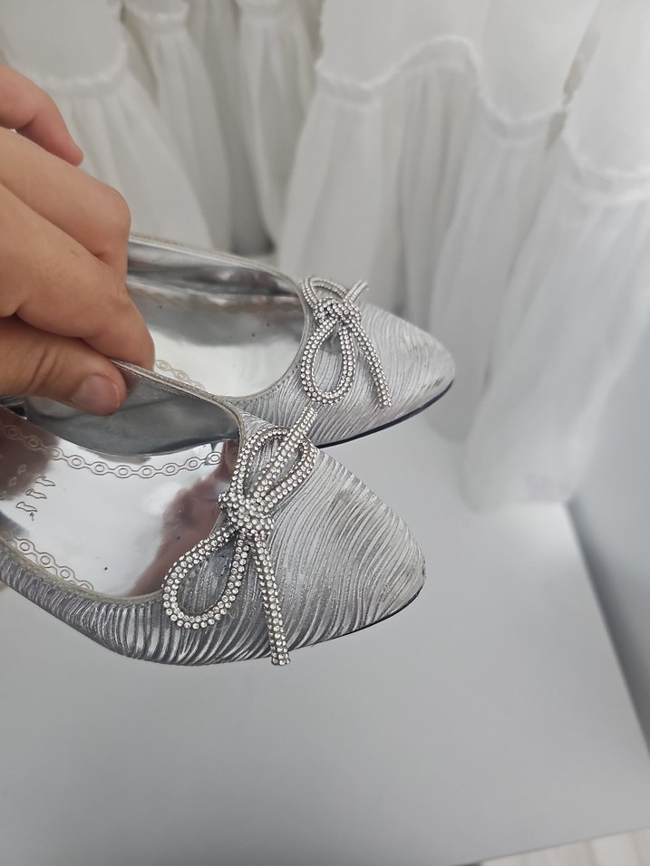 Gri Yılan Desenli Tokalı İnce Topuklu Ayakkabı - Görsel 3