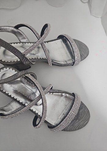 Gri Yılan Desenli Topuklu Kadın Ayakkabı - Görsel 5