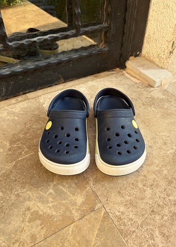 Crocs C10-11 terlik. 28 numaraya tekabül ediyor