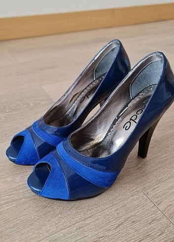 Mavi ayakkabı