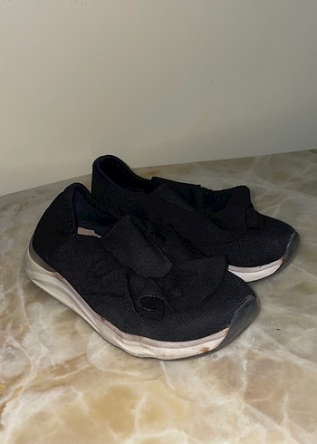 Zara Kız Çocuk Siyah Fırfırlı Spor Ayakkabı
