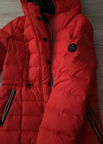 Kırmızı Kapüşonlu Kadın Kış Montu - Görsel 2