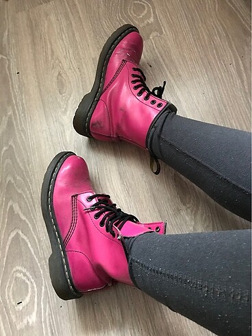 37 Beden Dr. Martens Pembe Bot