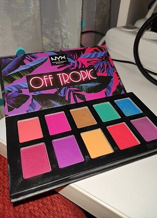 Nyx off tropic far paleti