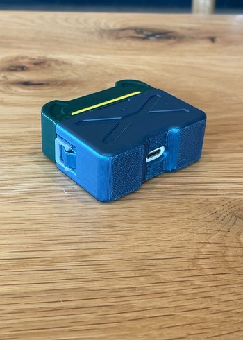 Koyu Mavi Kulaklık Kutusu ve Beyaz Kulaklıklar - Görsel 4