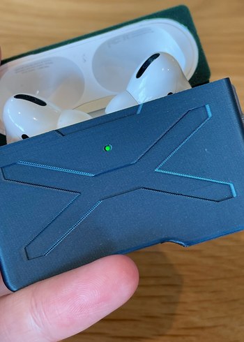 Koyu Mavi Kulaklık Kutusu ve Beyaz Kulaklıklar - Görsel 2