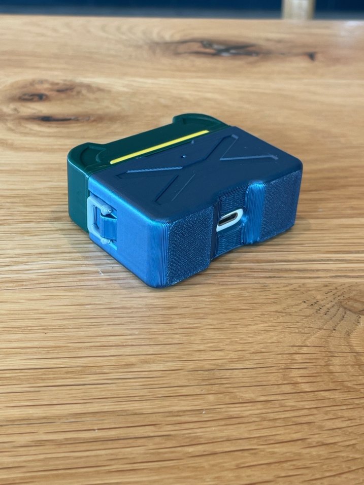 Koyu Mavi Kulaklık Kutusu ve Beyaz Kulaklıklar - Görsel 4