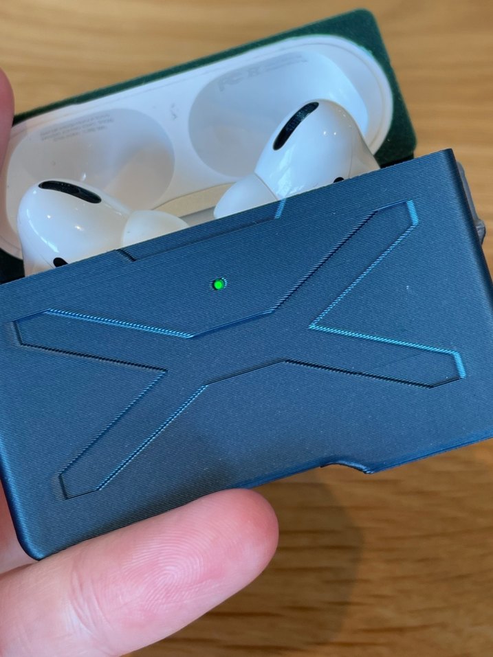Koyu Mavi Kulaklık Kutusu ve Beyaz Kulaklıklar - Görsel 2