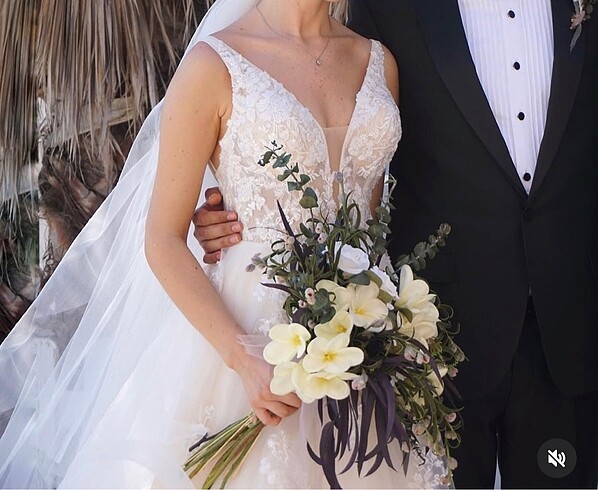 Kırık beyaz, kat detaylı, işlemeli gelinlik - Görsel 2