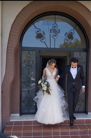 Kırık beyaz, kat detaylı, işlemeli gelinlik - Görsel 3