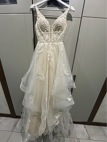 Kırık beyaz, kat detaylı, işlemeli gelinlik - Görsel 5