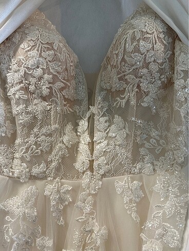 Kırık beyaz, kat detaylı, işlemeli gelinlik - Görsel 4