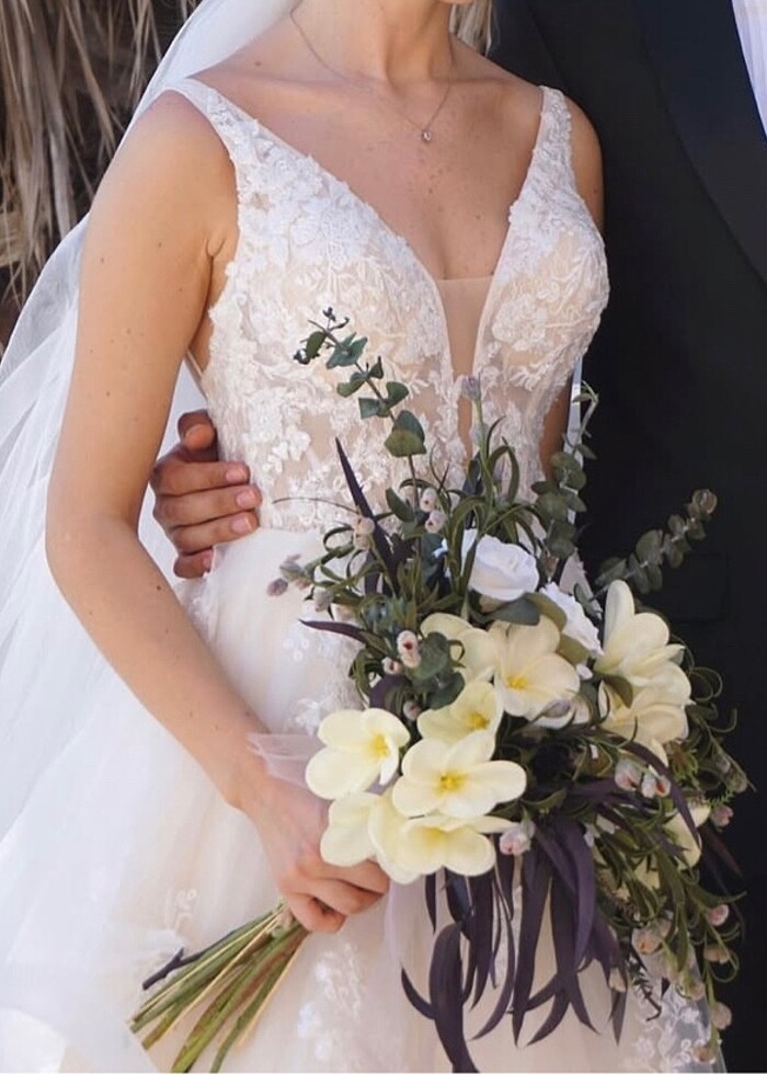 Kırık beyaz, kat detaylı, işlemeli gelinlik - Görsel 2