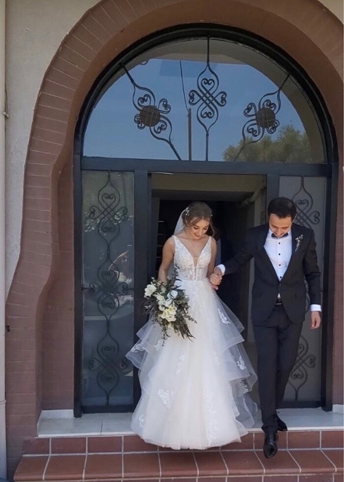 Kırık beyaz, kat detaylı, işlemeli gelinlik - Görsel 3