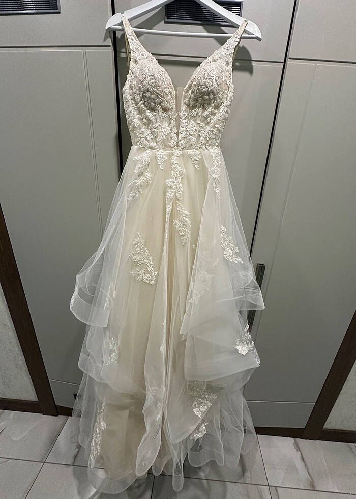 Kırık beyaz, kat detaylı, işlemeli gelinlik - Görsel 5