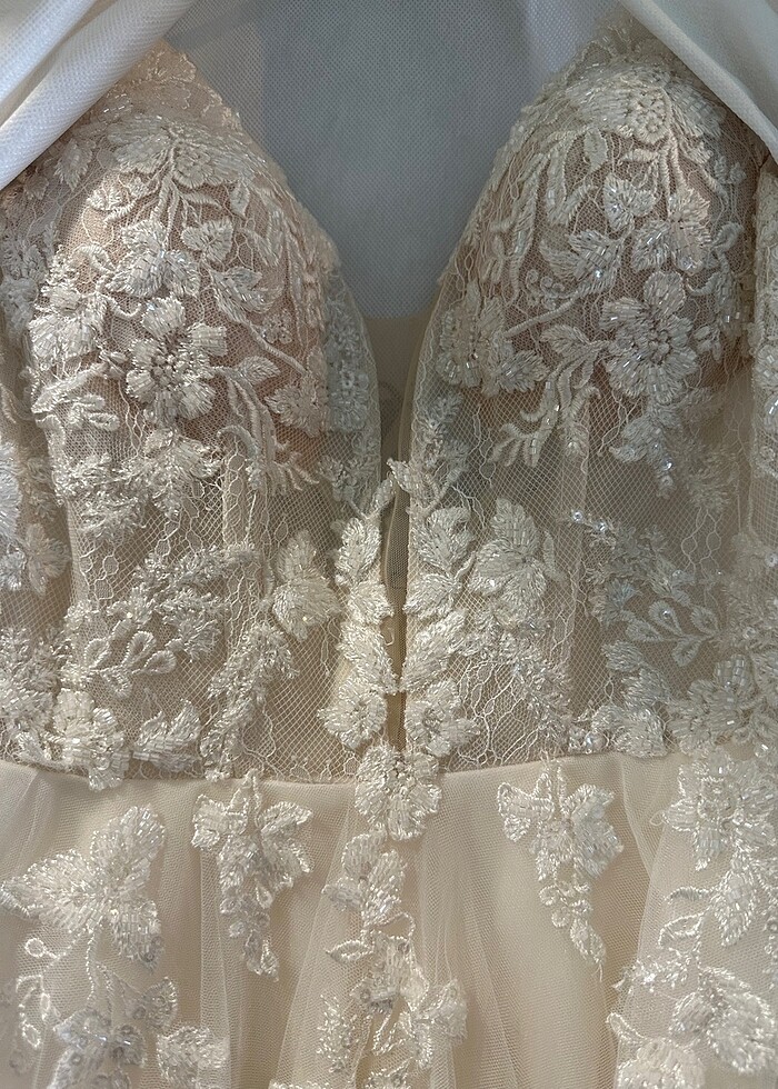 Kırık beyaz, kat detaylı, işlemeli gelinlik - Görsel 4