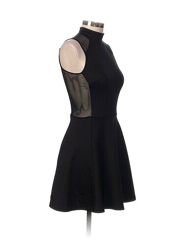 H&M H&M Kısa Elbise %70 İndirimli.