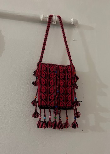 Püsküllü Kırmızı Nakışlı Bohem duvar süsü