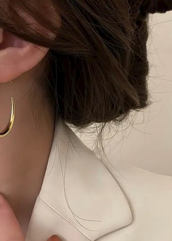 Minimalist Altın Yarım Ay Küpe - Görsel 2