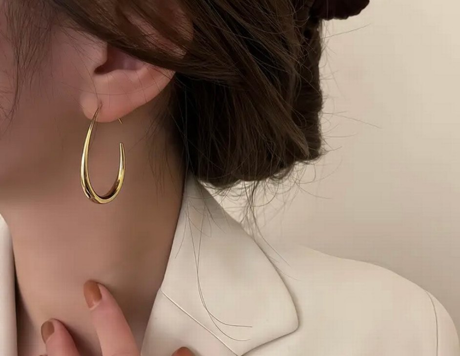 Minimalist Altın Yarım Ay Küpe - Görsel 2