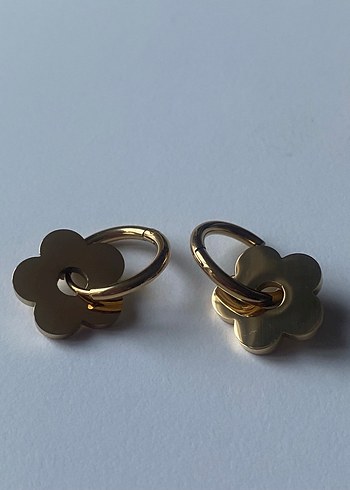 Altın Renkli Çiçek Figürlü Midi Küpe - Görsel 3