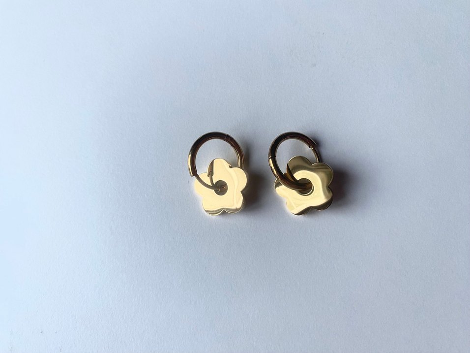 Altın Renkli Çiçek Figürlü Midi Küpe - Görsel 2