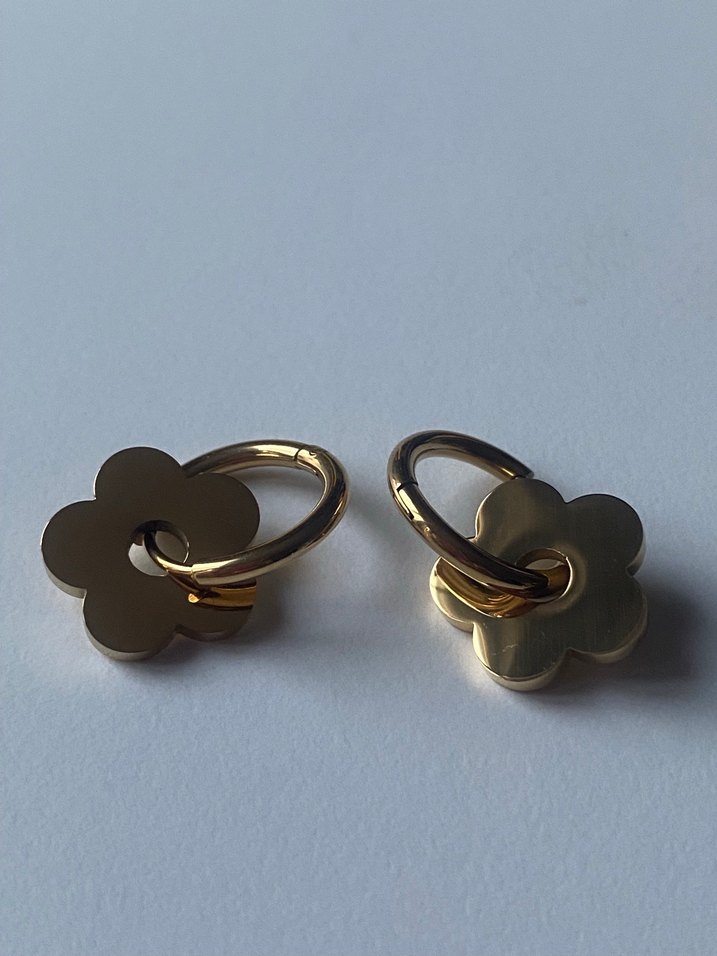 Altın Renkli Çiçek Figürlü Midi Küpe - Görsel 3