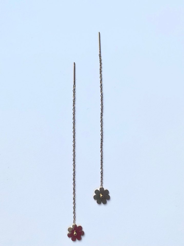 Zincir Detaylı Altın Renkli Çiçek Küpe - Görsel 4