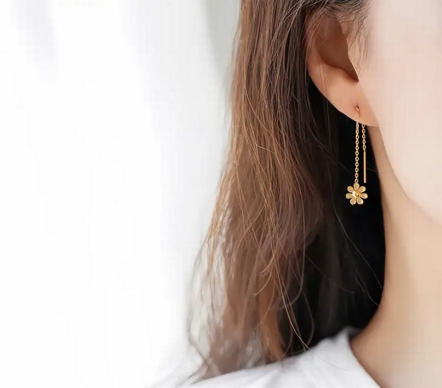 Zincir Detaylı Altın Renkli Çiçek Küpe - Görsel 2