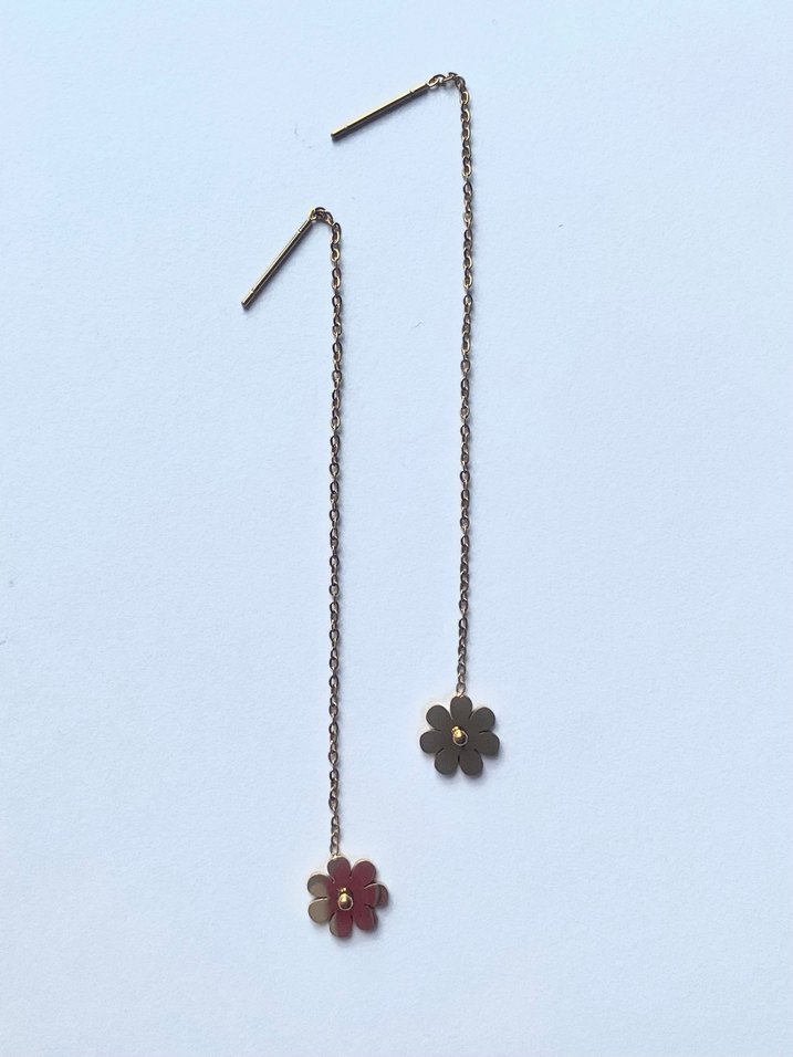 Zincir Detaylı Altın Renkli Çiçek Küpe - Görsel 3