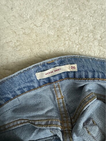 26 Beden mavi Renk Levis jean şort