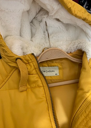 Sarı Kapüşonlu Kadın Şişme Yelek - Görsel 2