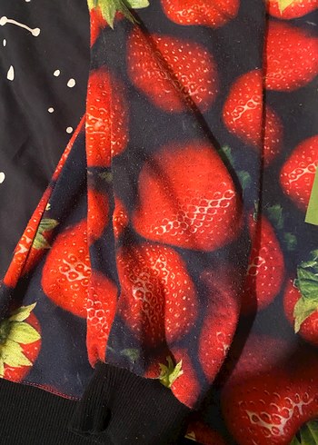 Kırmızı Çilek Desenli Kadın Sweatshirt - Görsel 3