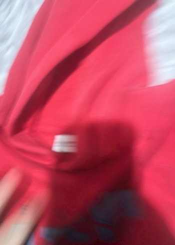 Kırmızı Kapüşonlu Sweatshirt ve Siyah Pantolon - Görsel 6