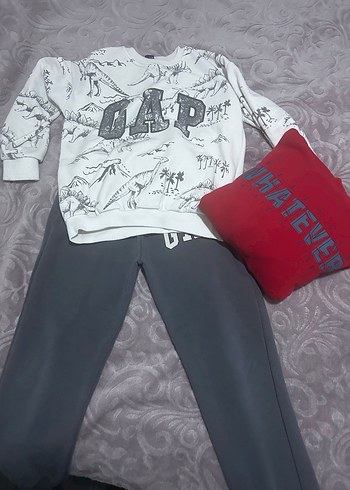 Kırmızı Kapüşonlu Sweatshirt ve Siyah Pantolon - Görsel 9