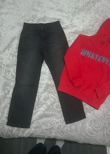 Kırmızı Kapüşonlu Sweatshirt ve Siyah Pantolon - Görsel 3