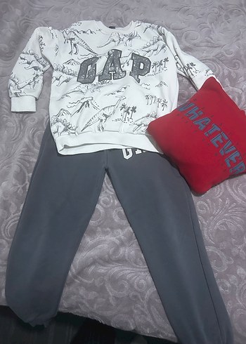 Kırmızı Kapüşonlu Sweatshirt ve Siyah Pantolon - Görsel 7