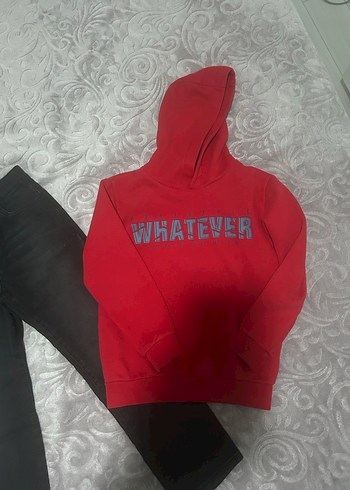 Kırmızı Kapüşonlu Sweatshirt ve Siyah Pantolon - Görsel 4
