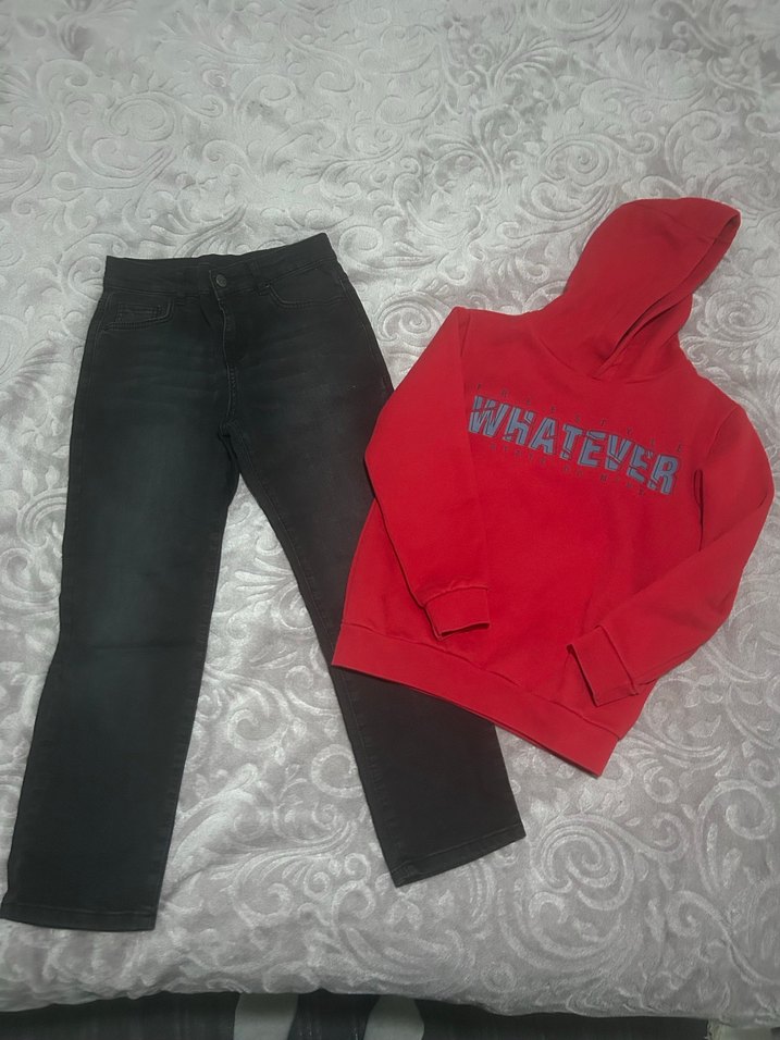 Kırmızı Kapüşonlu Sweatshirt ve Siyah Pantolon - Görsel 2