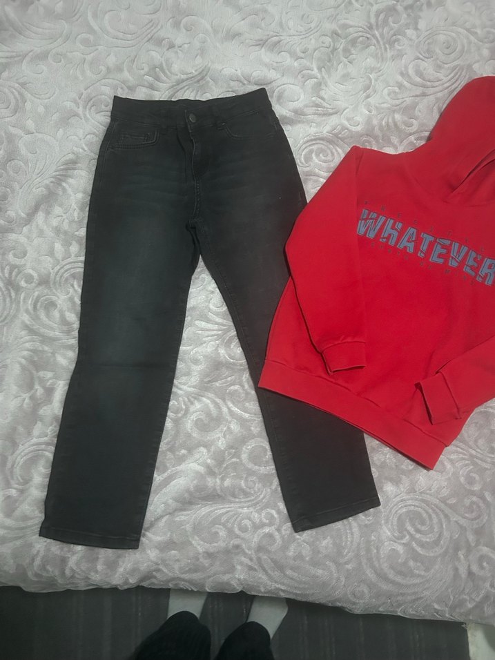 Kırmızı Kapüşonlu Sweatshirt ve Siyah Pantolon - Görsel 3